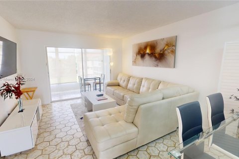 Condo in Sunrise, Florida, 1 bedroom  № 1281383 - photo 7