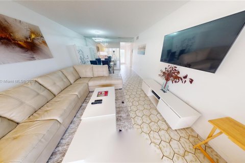 Condo in Sunrise, Florida, 1 bedroom  № 1281383 - photo 5