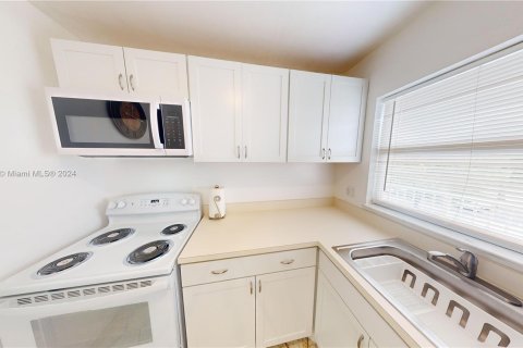 Condo in Sunrise, Florida, 1 bedroom  № 1281383 - photo 12