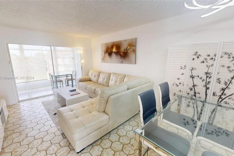 Condo in Sunrise, Florida, 1 bedroom  № 1281383 - photo 1