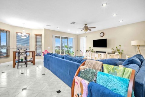 House in Miramar, Florida 5 bedrooms, 362.41 sq.m. № 940307 - photo 12