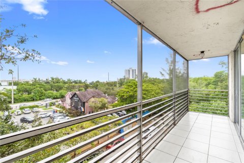 Condo in North Miami Beach, Florida, 3 bedrooms  № 1394837 - photo 6