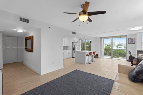 Condo in North Miami Beach, Florida, 3 bedrooms  № 1394837 - photo 1