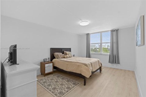 Condo in North Miami Beach, Florida, 3 bedrooms  № 1394837 - photo 14