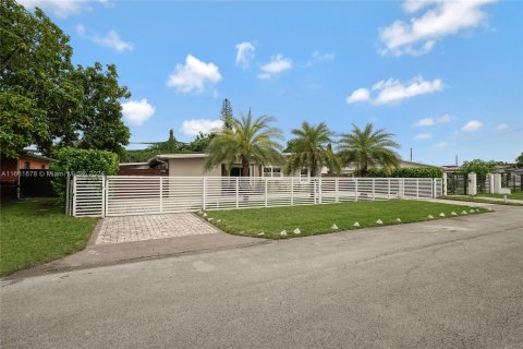 House in Miami, Florida 3 bedrooms, 149.39 sq.m. № 1368852 - photo 2