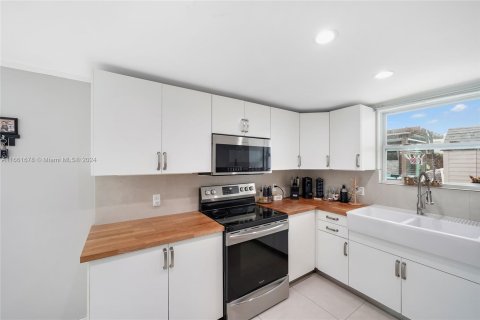 Casa en venta en Miami, Florida, 3 dormitorios, 149.39 m2 № 1368852 - foto 13