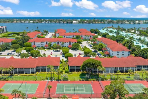 Condo in Hypoluxo, Florida, 2 bedrooms  № 1209135 - photo 26