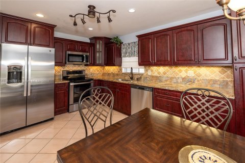 Casa en venta en Pembroke Pines, Florida, 4 dormitorios, 184.13 m2 № 1291332 - foto 9