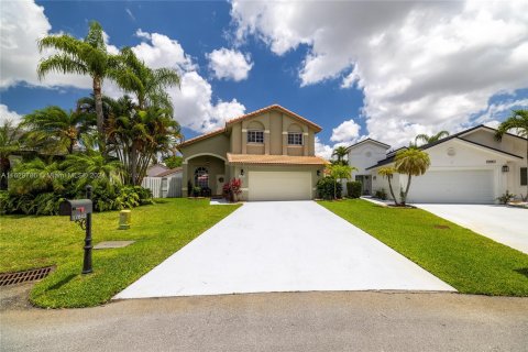 House in Pembroke Pines, Florida 4 bedrooms, 184.13 sq.m. № 1291332 - photo 2