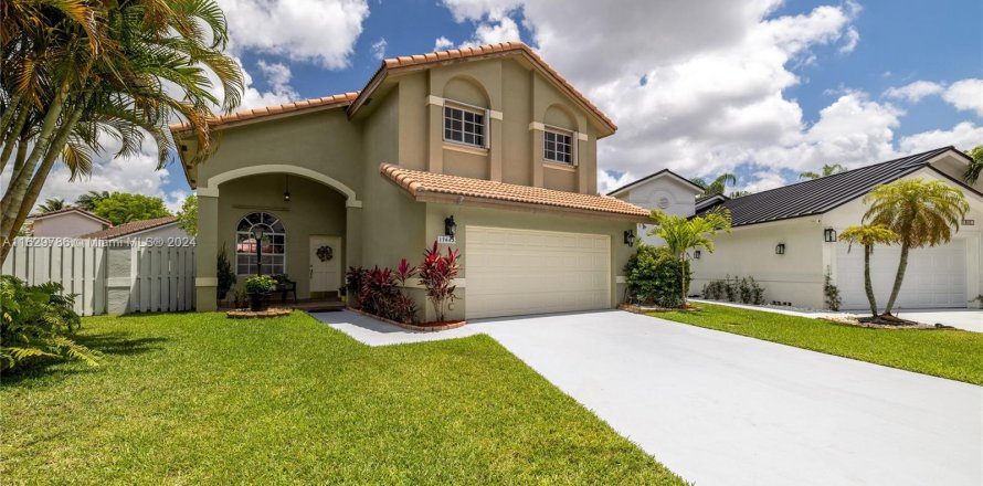 Casa en Pembroke Pines, Florida 4 dormitorios, 184.13 m2 № 1291332