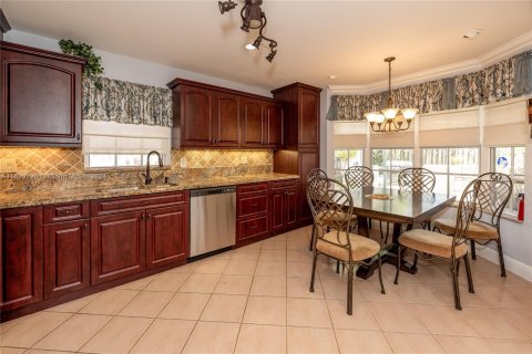 Casa en venta en Pembroke Pines, Florida, 4 dormitorios, 184.13 m2 № 1291332 - foto 10