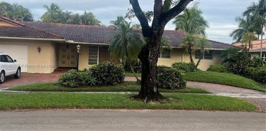 House in Miami Lakes, Florida 5 bedrooms, 281.77 sq.m. № 779647