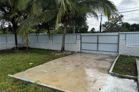 Casa en venta en Miami Gardens, Florida, 3 dormitorios, 219.25 m2 № 1368837 - foto 17