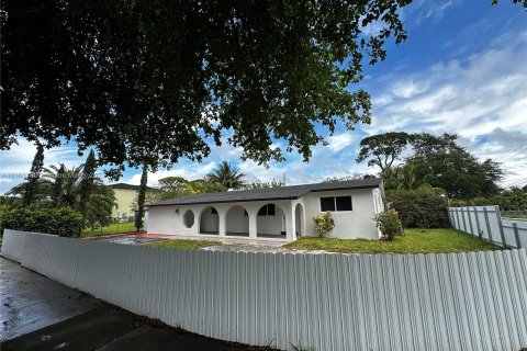 Villa ou maison à vendre à Miami Gardens, Floride: 3 chambres, 219.25 m2 № 1368837 - photo 2