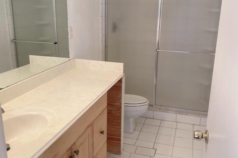 Снять в аренду таунхаус в Лейк-Уорт, Флорида 2 спальни, 130.53м2, № 1081413 - фото 5