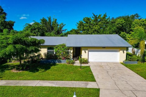 House in Sarasota, Florida 2 bedrooms, 119.29 sq.m. № 1391070 - photo 1