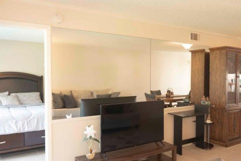 Condo in Orlando, Florida, 2 bedrooms  № 1382652 - photo 13