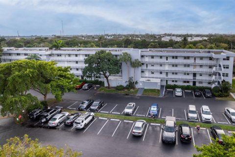 Condo in Oakland Park, Florida, 2 bedrooms  № 959566 - photo 1