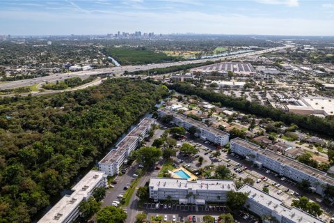 Condo in Oakland Park, Florida, 2 bedrooms  № 959566 - photo 2