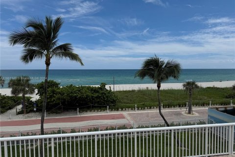 Condo in Miami Beach, Florida, 1 bedroom  № 1375433 - photo 15