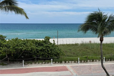 Condo in Miami Beach, Florida, 1 bedroom  № 1375433 - photo 16