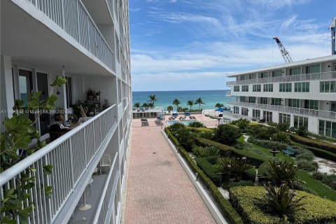 Condo in Miami Beach, Florida, 1 bedroom  № 1375433 - photo 3