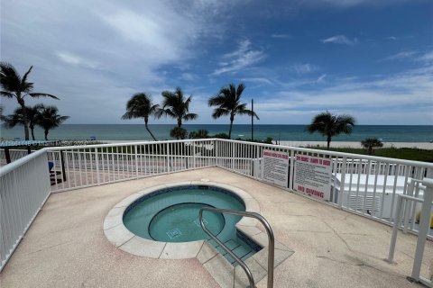 Condo in Miami Beach, Florida, 1 bedroom  № 1375433 - photo 13