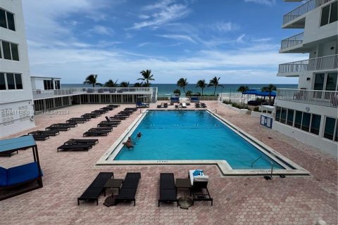 Condo in Miami Beach, Florida, 1 bedroom  № 1375433 - photo 12