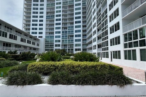 Condo in Miami Beach, Florida, 1 bedroom  № 1375433 - photo 11