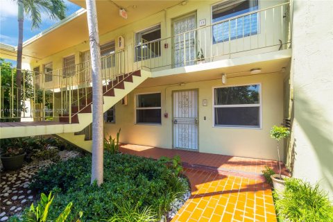 Condo in Miami, Florida, 1 bedroom  № 1365359 - photo 23