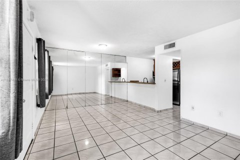 Condo in Miami, Florida, 1 bedroom  № 1365359 - photo 5