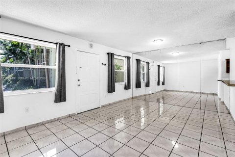 Condo in Miami, Florida, 1 bedroom  № 1365359 - photo 6