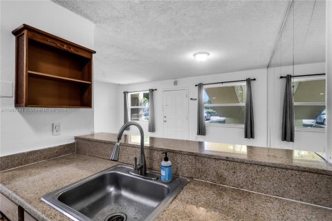 Condo in Miami, Florida, 1 bedroom  № 1365359 - photo 8