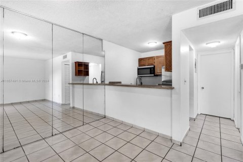 Condo in Miami, Florida, 1 bedroom  № 1365359 - photo 7