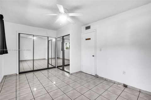 Condo in Miami, Florida, 1 bedroom  № 1365359 - photo 14