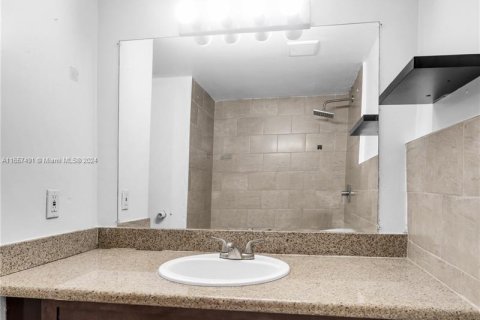 Condo in Miami, Florida, 1 bedroom  № 1365359 - photo 10