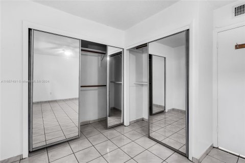 Condo in Miami, Florida, 1 bedroom  № 1365359 - photo 16