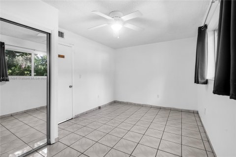 Condo in Miami, Florida, 1 bedroom  № 1365359 - photo 12