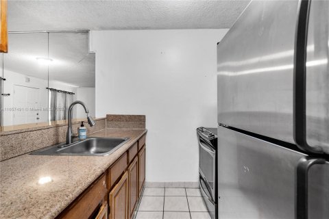 Condo in Miami, Florida, 1 bedroom  № 1365359 - photo 9