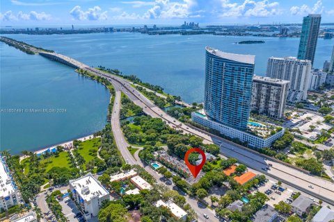 Condo in Miami, Florida, 1 bedroom  № 1365359 - photo 1