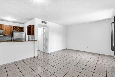 Condo in Miami, Florida, 1 bedroom  № 1365359 - photo 2