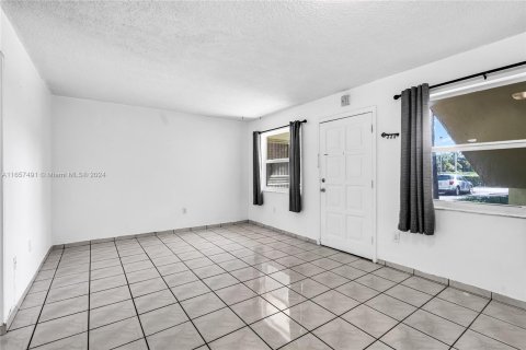 Condo in Miami, Florida, 1 bedroom  № 1365359 - photo 4