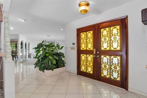 House in Miami, Florida 4 bedrooms, 391.21 sq.m. № 1380202 - photo 5