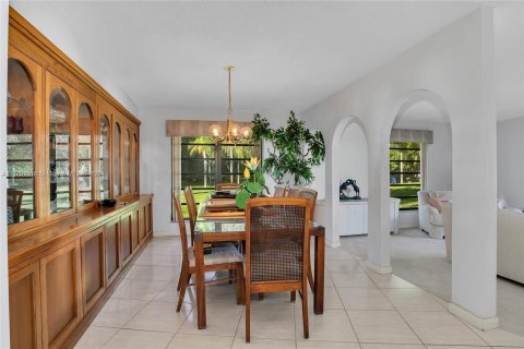 House in Miami, Florida 4 bedrooms, 391.21 sq.m. № 1380202 - photo 8