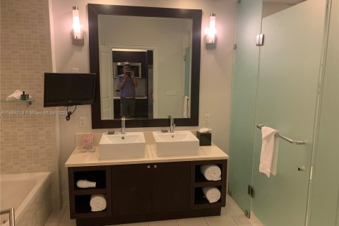 Condominio en venta en Doral, Florida, 1 dormitorio, 65.5 m2 № 851364 - foto 4