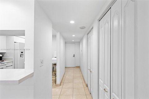 Condo in Miami Beach, Florida, 2 bedrooms  № 1327950 - photo 16