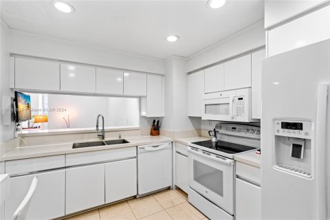 Condo in Miami Beach, Florida, 2 bedrooms  № 1327950 - photo 19