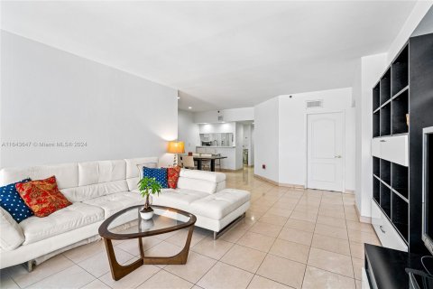 Condo in Miami Beach, Florida, 2 bedrooms  № 1327950 - photo 14