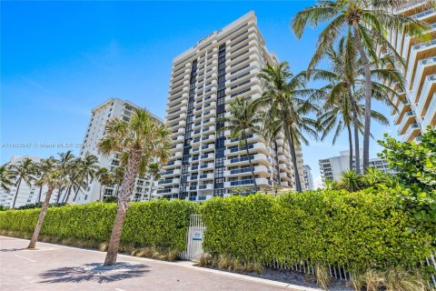 Condo in Miami Beach, Florida, 2 bedrooms  № 1327950 - photo 1