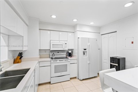 Condo in Miami Beach, Florida, 2 bedrooms  № 1327950 - photo 17